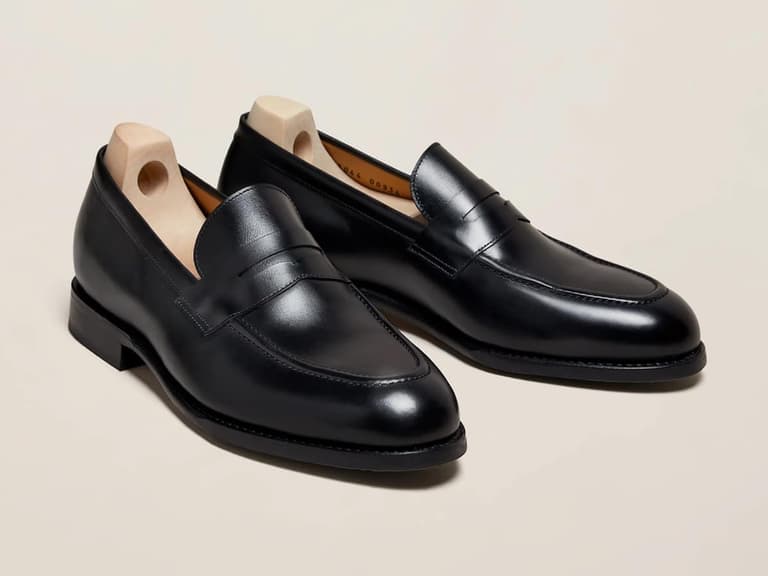 Myrqvist Stenhammer loafers in black leather on a neutral background.