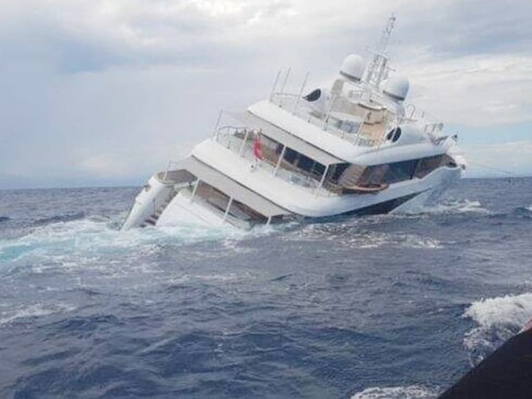 Superyacht sinks italy 1