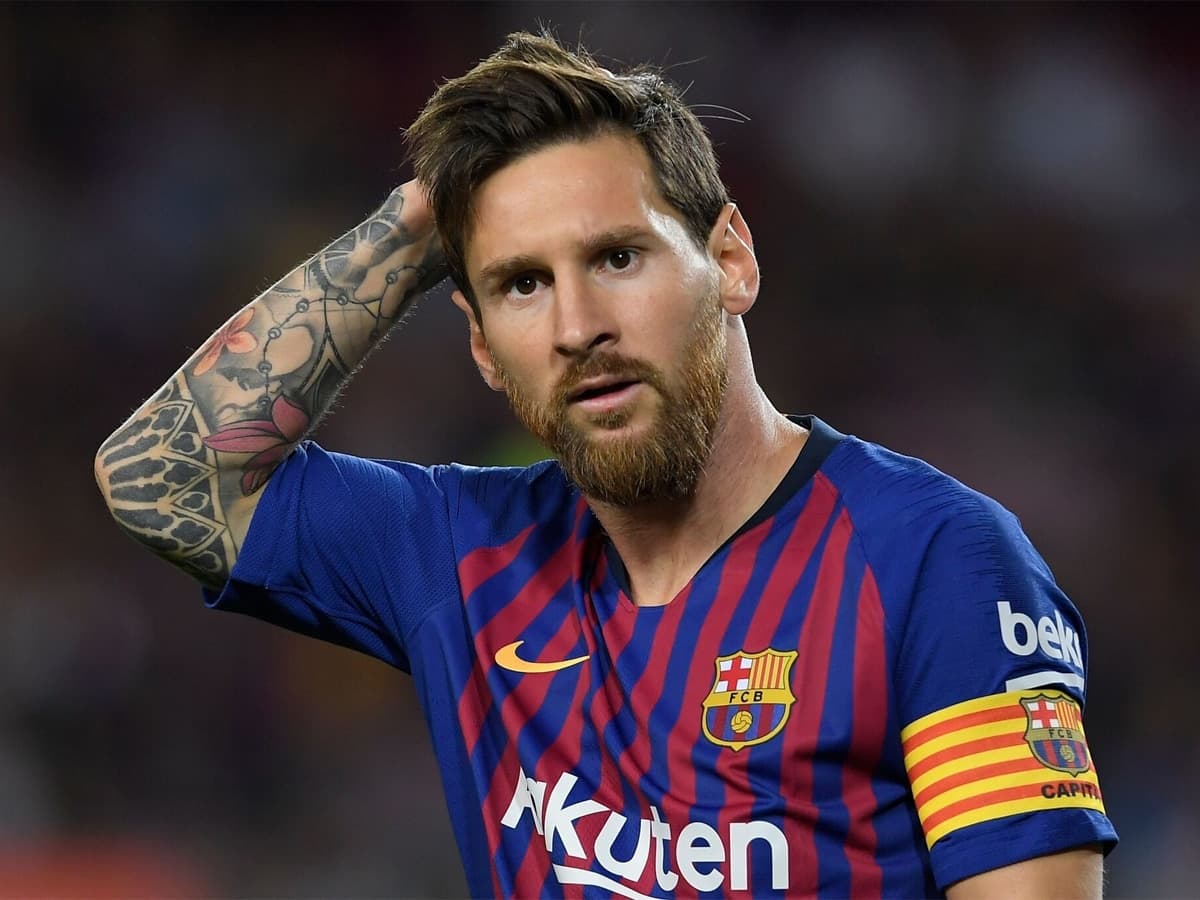 Lionel Messi scratching his head