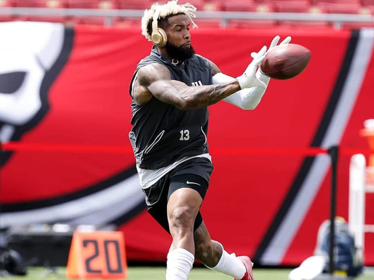 Odell bBckham Jr. catching a football