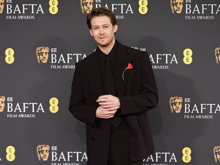 Joe alwyn's baftas suit