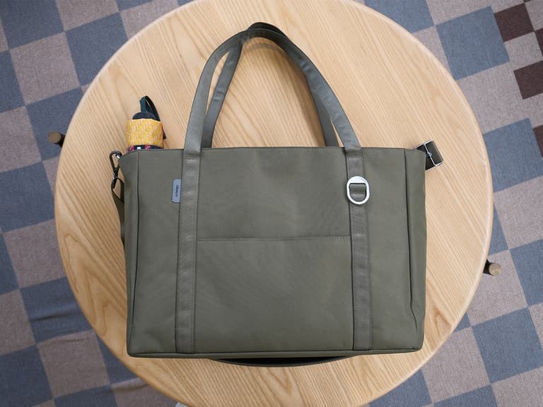 Orbit key daily tote on table