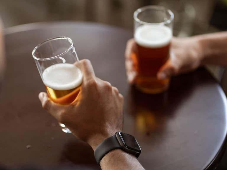 Pexels ketut subiyanto beer drinking